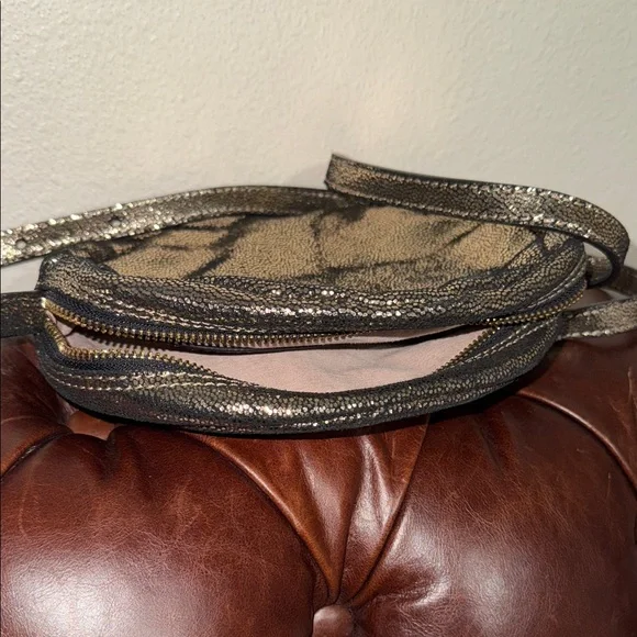 Chic Metallic Crossbody Bag - Picture 3 of 8